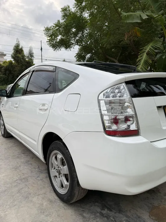 Toyota Prius 2011 for Sale in Lahore Image-1