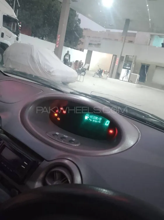 Toyota Platz 2001 for Sale in Karachi Image-1