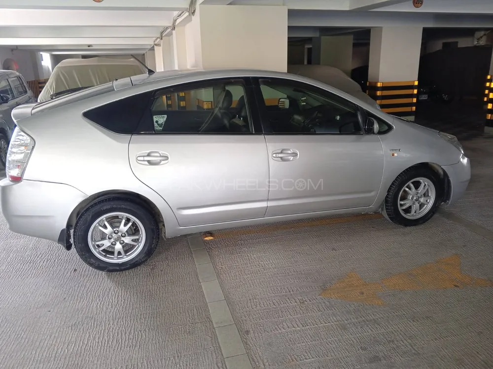 Toyota Prius 2011 for Sale in Karachi Image-1