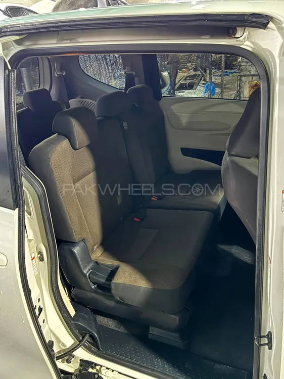 Toyota Sienta 2015 for Sale in Peshawar Toyota Sienta 2015 for Sale in Peshawar Image-7