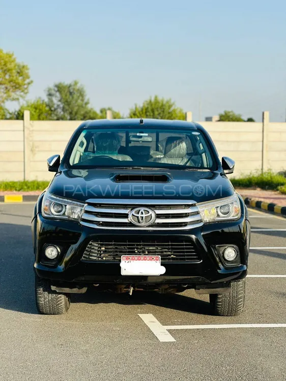 Toyota Hilux 2017 for Sale in Sheikhupura Toyota Hilux 2017 for Sale in Sheikhupura Image-5