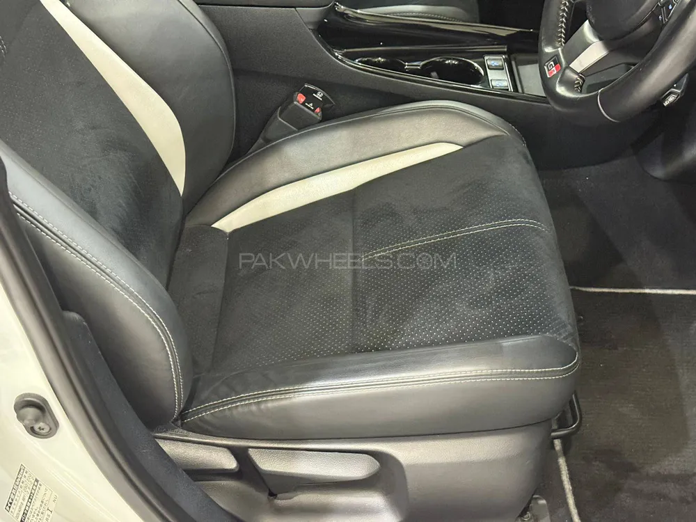 Toyota Prius 2020 for Sale in Peshawar Toyota Prius 2020 for Sale in Peshawar Image-10