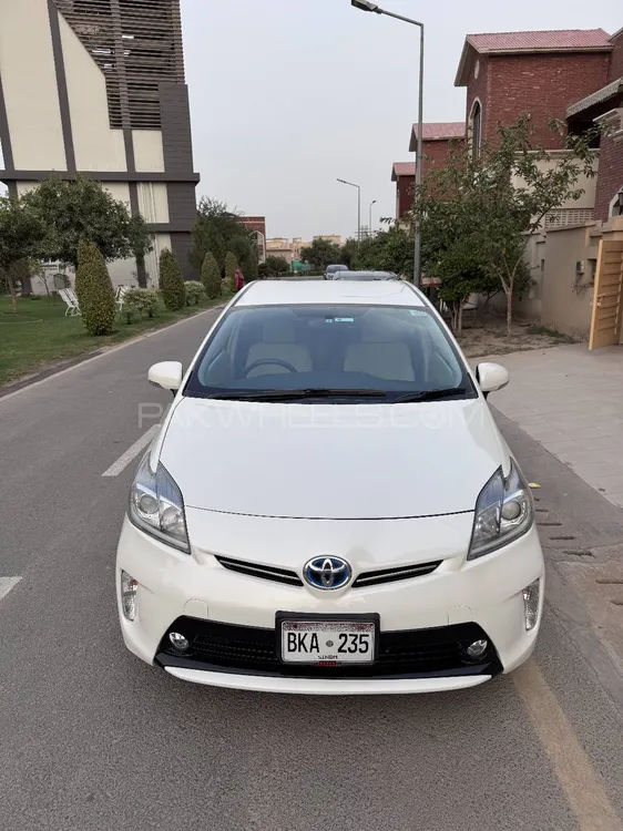 Toyota Prius 2017 for Sale in Multan Toyota Prius 2017 for Sale in Multan Image-3