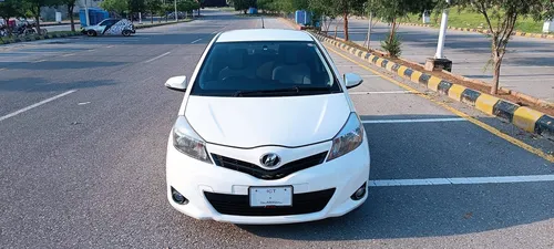 Toyota Vitz F 1.0 2011