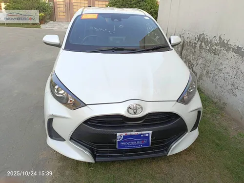 ٹویوٹا یارس ہیچ بیک جی ۱.۰ 2023 for Sale نئی