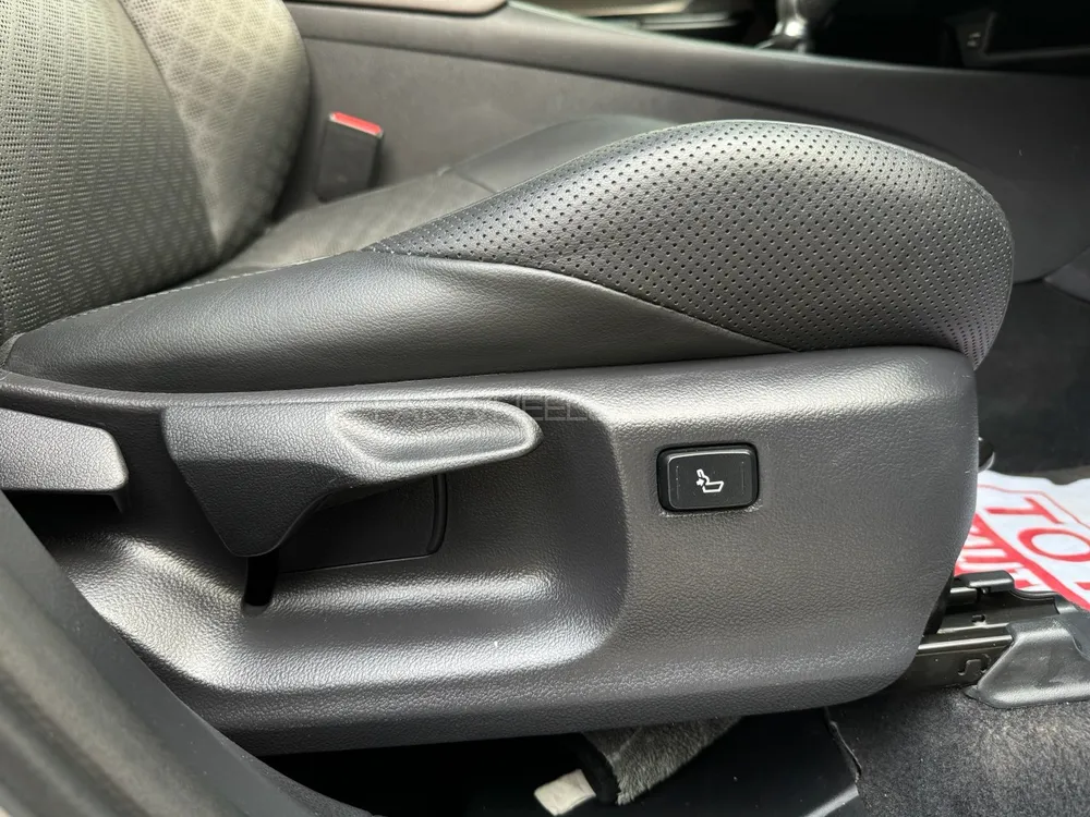 Toyota C-HR 2020 for Sale in Lahore Toyota C-HR 2020 for Sale in Lahore Image-11