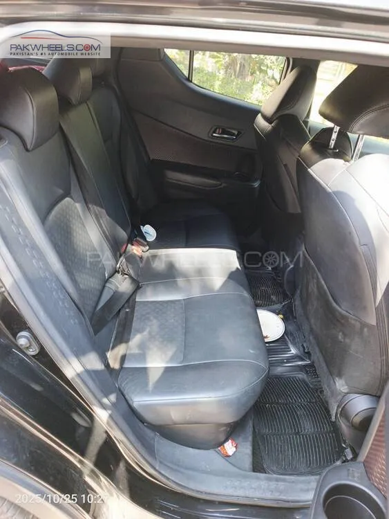 Toyota C-HR 2018 for Sale in Karachi Toyota C-HR 2018 for Sale in Karachi Image-11
