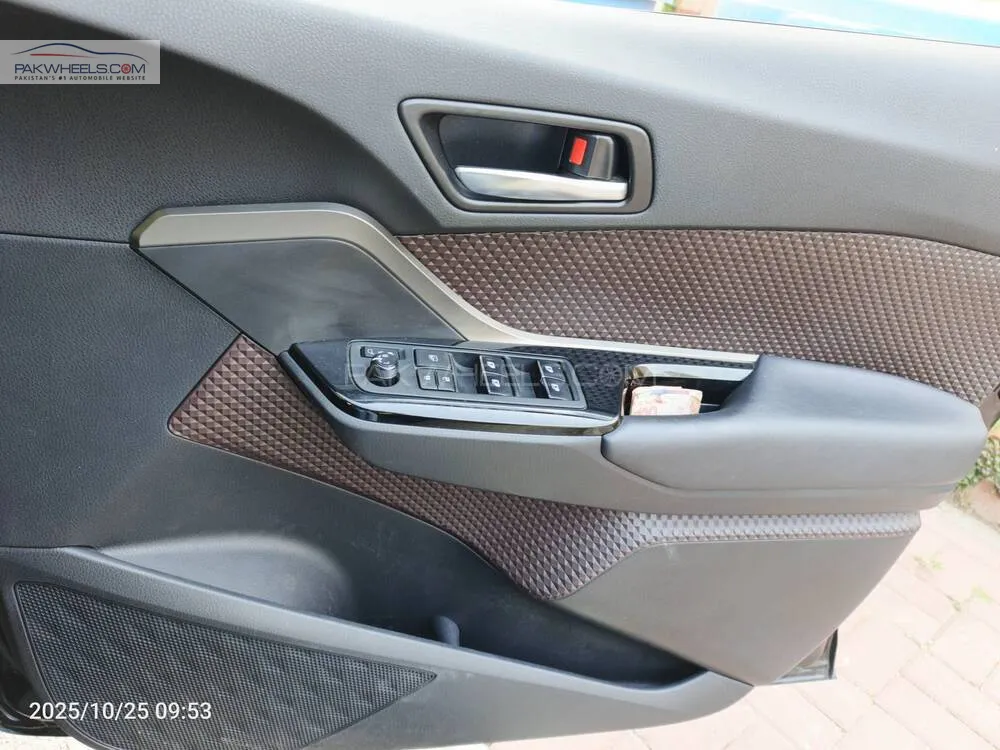 Toyota C-HR 2018 for Sale in Karachi Toyota C-HR 2018 for Sale in Karachi Image-12
