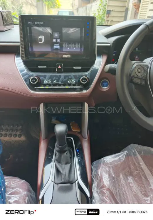 Toyota Corolla Cross 2024 for Sale in Lahore Toyota Corolla Cross 2024 for Sale in Lahore Image-2