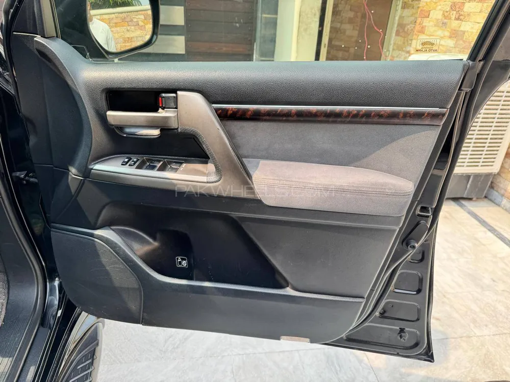 Toyota Land Cruiser 2011 for Sale in Lahore Toyota Land Cruiser 2011 for Sale in Lahore Image-5