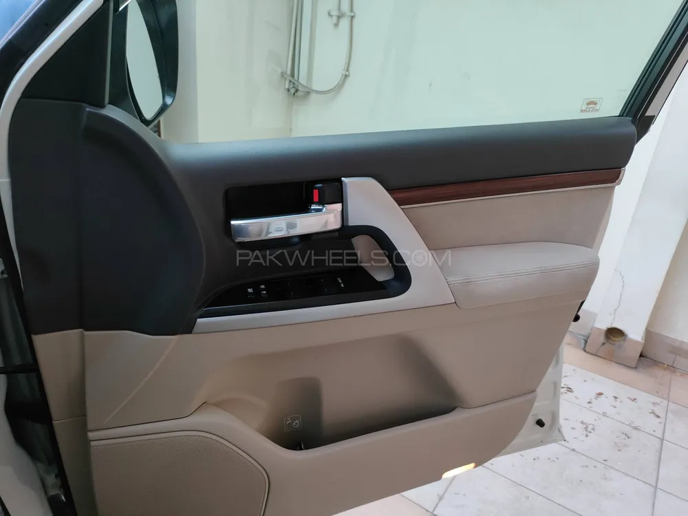 Toyota Land Cruiser 2017 for Sale in Karachi Toyota Land Cruiser 2017 for Sale in Karachi Image-12