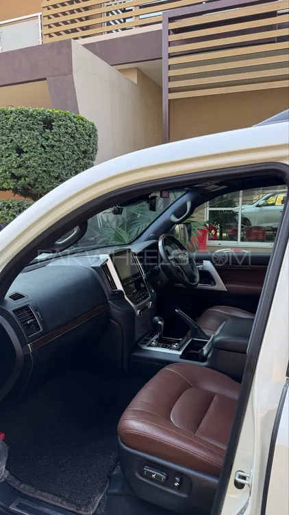 Toyota Land Cruiser 2016 for Sale in Lahore Toyota Land Cruiser 2016 for Sale in Lahore Image-8