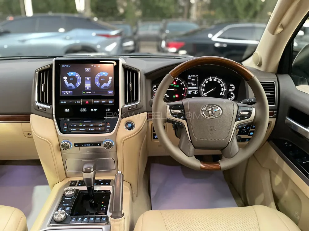 Toyota Land Cruiser 2017 for Sale in Karachi Toyota Land Cruiser 2017 for Sale in Karachi Image-11