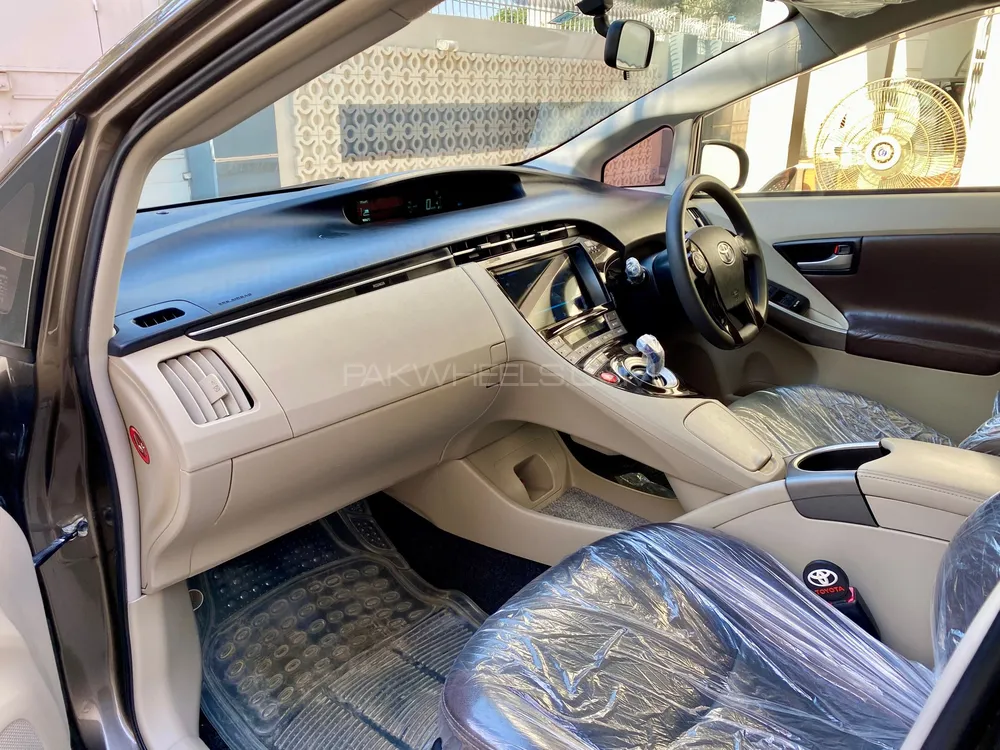 Toyota Prius 2013 for Sale in Karachi Toyota Prius 2013 for Sale in Karachi Image-9