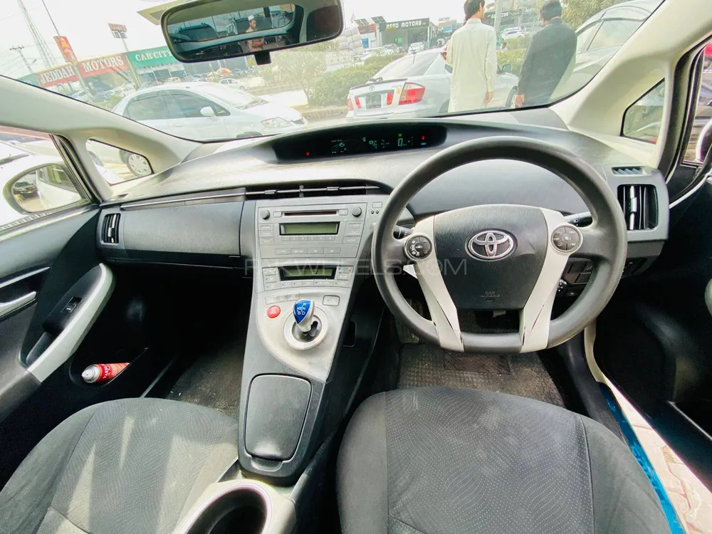 Toyota Prius 2014 for Sale in Peshawar Toyota Prius 2014 for Sale in Peshawar Image-13