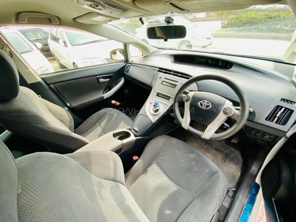 Toyota Prius 2014 for Sale in Peshawar Toyota Prius 2014 for Sale in Peshawar Image-15