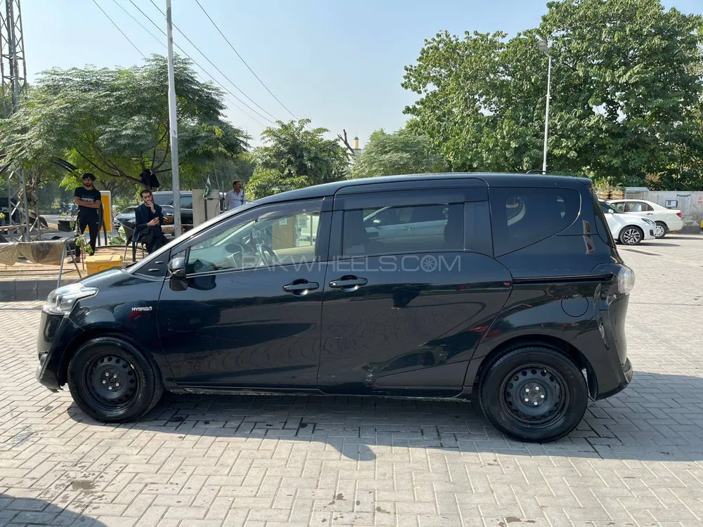 Toyota Sienta 2015 for Sale in Islamabad Toyota Sienta 2015 for Sale in Islamabad Image-9