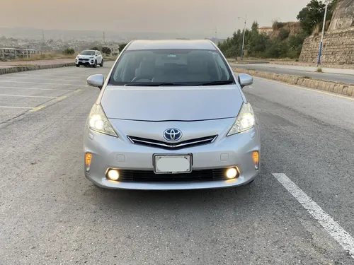 Toyota Prius Alpha G 2013