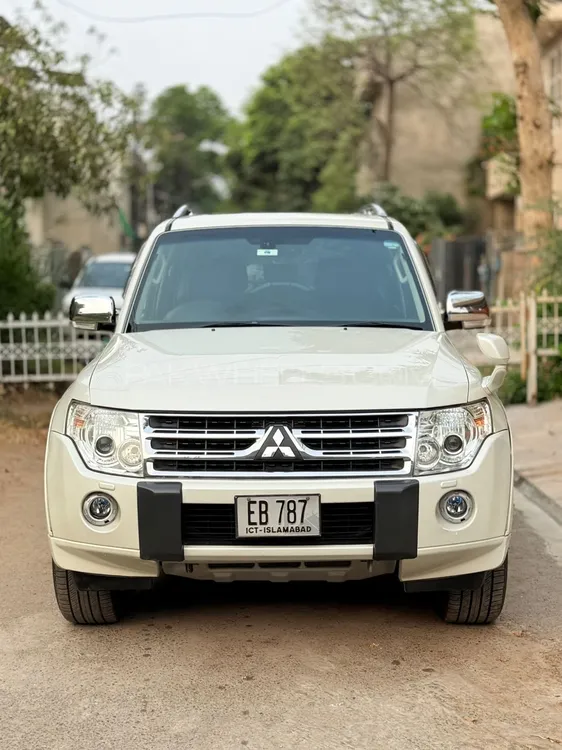 Mitsubishi Pajero 2010 for Sale in Lahore Mitsubishi Pajero 2010 for Sale in Lahore Image-1