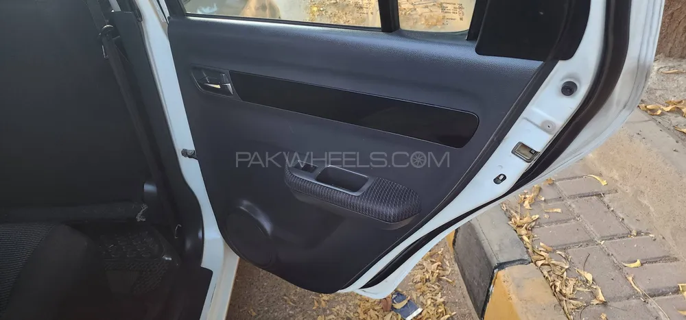 Suzuki Swift 2015 for Sale in Karachi Suzuki Swift 2015 for Sale in Karachi Image-16