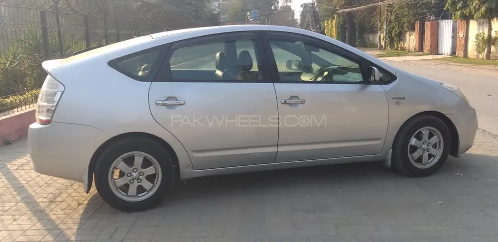 Toyota Prius 2010 for Sale in Lahore Toyota Prius 2010 for Sale in Lahore Image-5