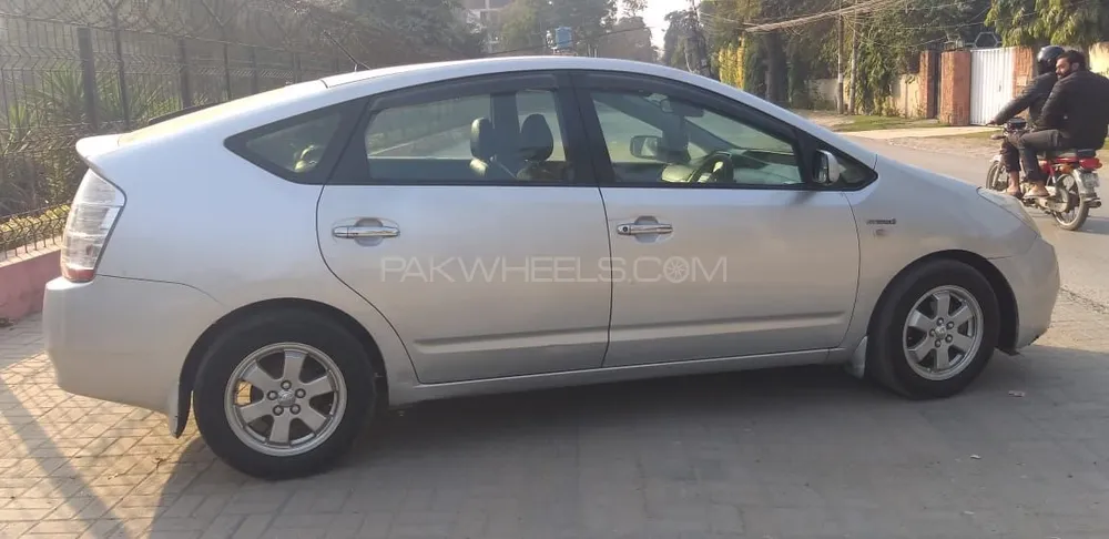 Toyota Prius 2010 for Sale in Lahore Toyota Prius 2010 for Sale in Lahore Image-2