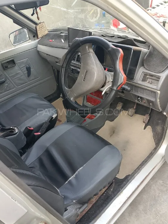 Toyota Yaris Sedan 2010 for Sale in Karachi Image-1
