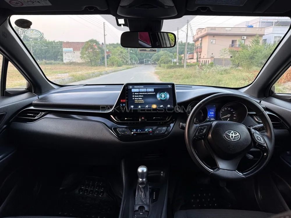 Toyota C-HR 2017 for Sale in Lahore Toyota C-HR 2017 for Sale in Lahore Image-9