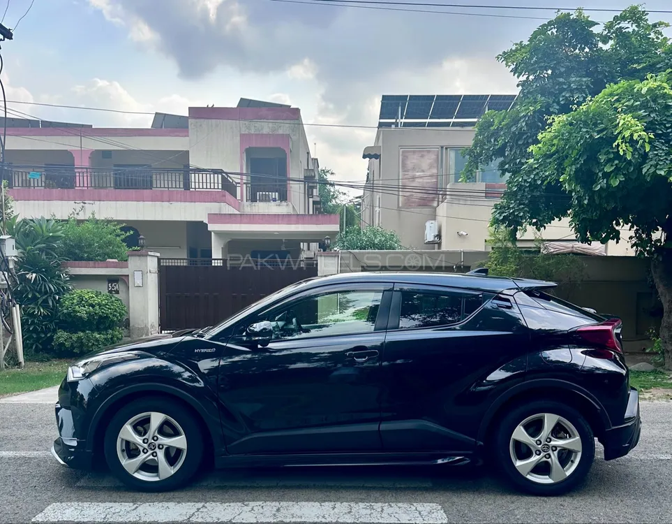 Toyota C-HR 2018 for Sale in Lahore Toyota C-HR 2018 for Sale in Lahore Image-3