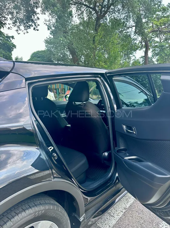 Toyota C-HR 2018 for Sale in Lahore Toyota C-HR 2018 for Sale in Lahore Image-9