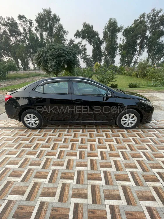 Toyota Corolla 2017 for Sale in Sahiwal Toyota Corolla 2017 for Sale in Sahiwal Image-3