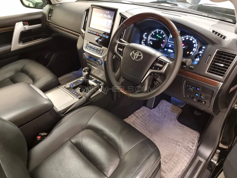 Toyota Land Cruiser 2016 for Sale in Karachi Toyota Land Cruiser 2016 for Sale in Karachi Image-3