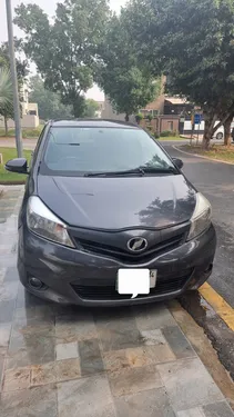 Toyota Vitz F 1.0 2011