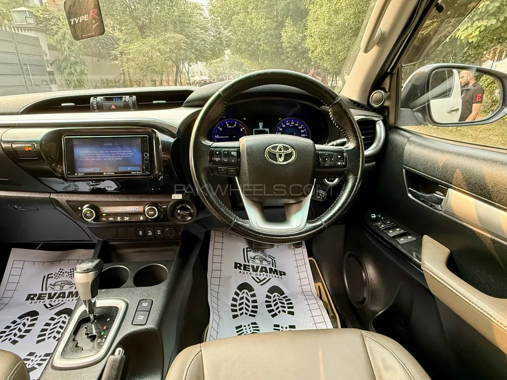 Toyota Hilux 2018 for Sale in Lahore Toyota Hilux 2018 for Sale in Lahore Image-8