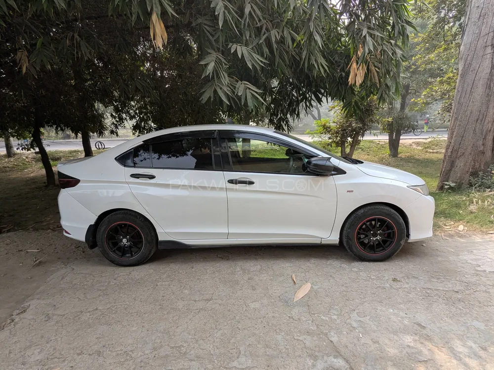 Honda Grace Hybrid 2018 for Sale in Lahore Honda Grace Hybrid 2018 for Sale in Lahore Image-2