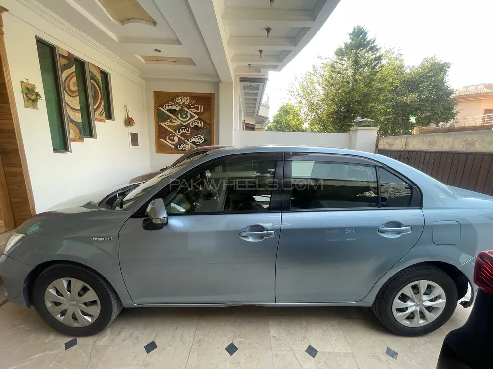 Toyota Corolla Axio 2013 for Sale in Islamabad Image-1