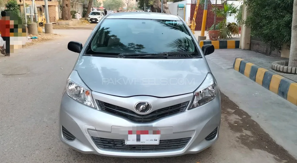 Toyota Vitz 2011 for Sale in Karachi Image-1