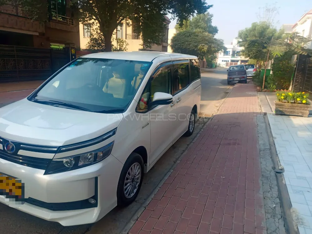 Toyota Voxy 2014 for Sale in Karachi Image-1