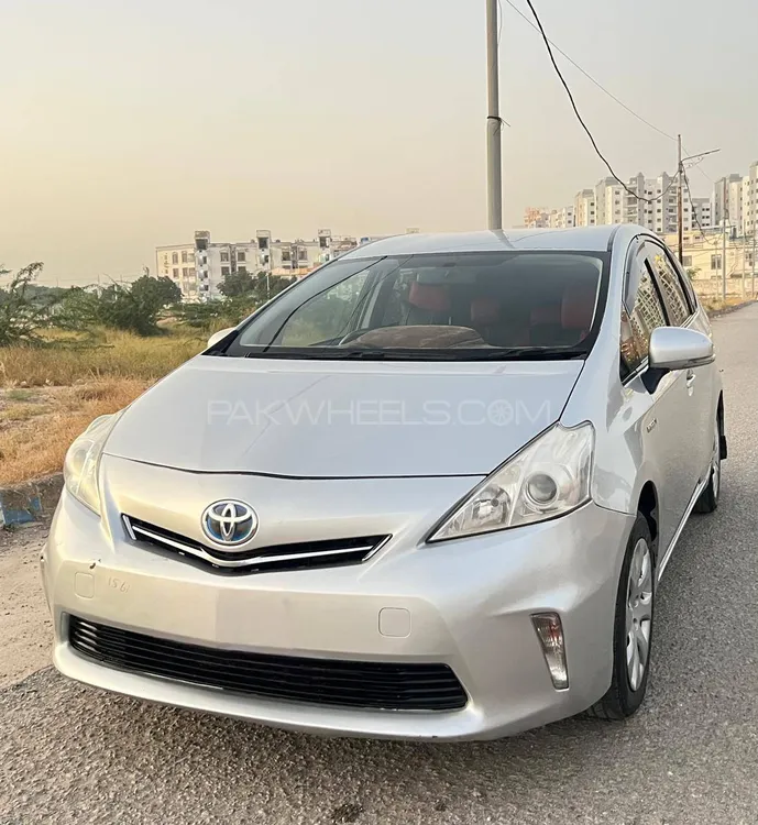 Toyota Prius Alpha 2011 for Sale in Karachi Image-1