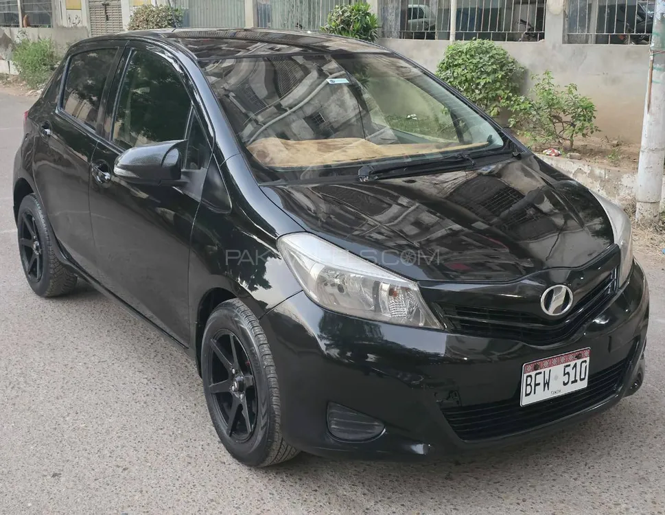 Toyota Vitz 2013 for Sale in Karachi Image-1