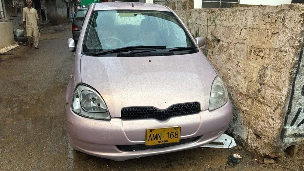 Toyota Vitz 2000 for Sale in Karachi Image-1