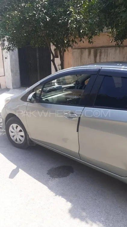 Toyota Vitz 2011 for Sale in Mardan Image-1