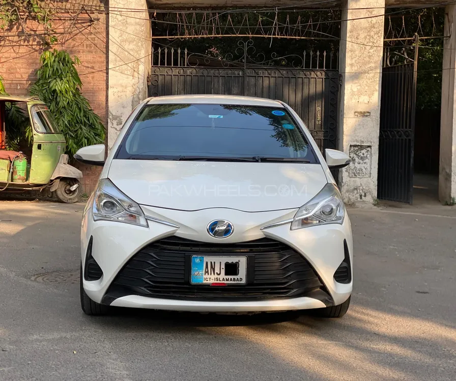 Toyota Vitz 2017 for Sale in Lahore Image-1