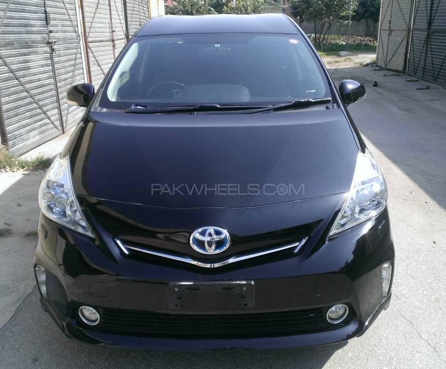 Toyota Prius Alpha 2013 for Sale in Islamabad Image-1