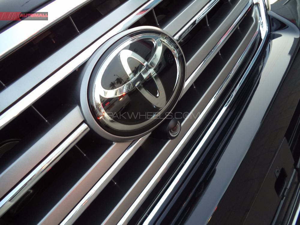TOYOTA LAND CRUISER ZX MODEL 2012.BLACK WITH BLACK LEATHER INTERIOR,ORIGINAL TV WITH 4 CAMERAS,SUNROOF.
The car is parked at AUTOMALL near LAL QILA opposite AWAMI MARKAZ at shahrah-e-Faisal road karachi. 

Call/SMS in office hours only, if we don't respond just drop us a message. 

OUR OTHER STOCK IS FULLY UPDATED ON FACEBOOK AS WELL.Just write automallpk in your search option.

Thank you 
AUTOMALL.