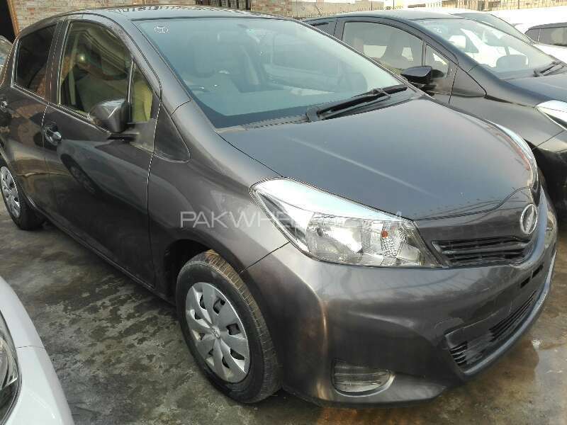 Toyota Vitz 2013 for Sale in Rahim Yar Khan Image-1