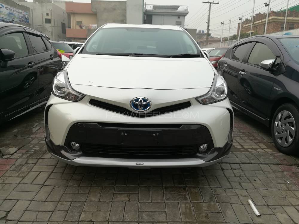 Toyota Prius Alpha 2015 for Sale in Lahore Image-1