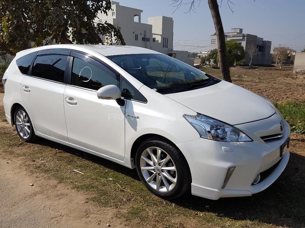 Toyota Prius Alpha 2014 for Sale in Lahore Image-1