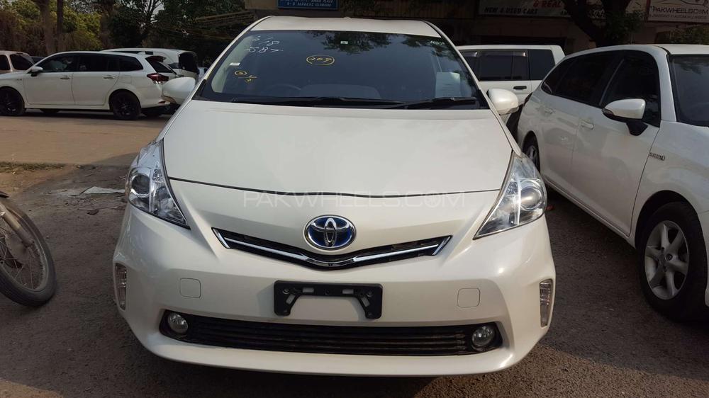 Toyota Prius Alpha 2014 for Sale in Islamabad Image-1
