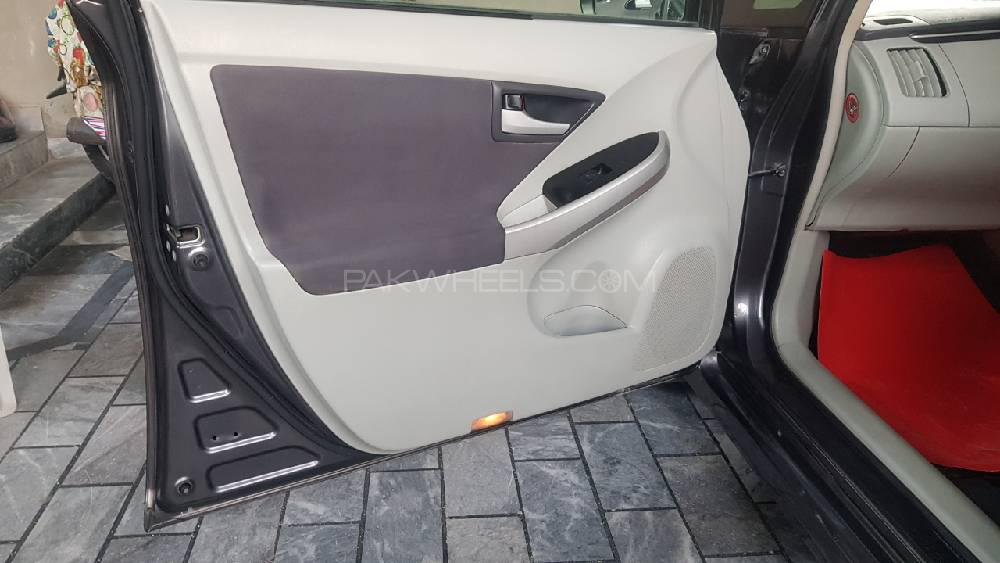 Toyota Prius 2011 for Sale in Lahore Toyota Prius 2011 for Sale in Lahore Image-11